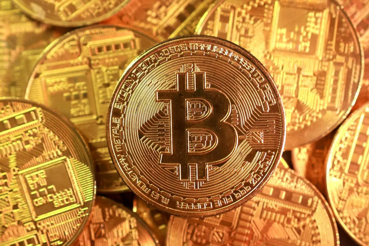 البتكوين يقفز 20% والذهب يتجاوز 4600 دولار