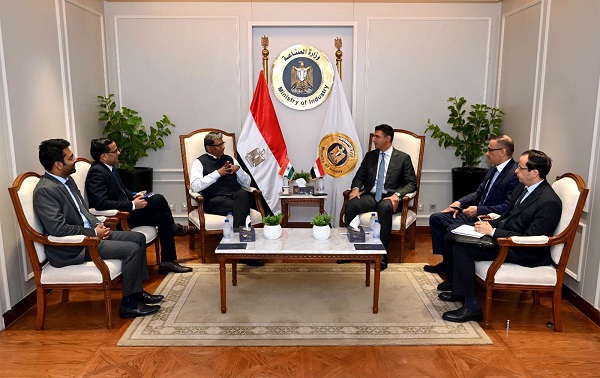 وزير الصناعة يبحث مع سفير الهند زيادة الاستثمارات الصناعية وتعزيز الشراكات بين البلدين